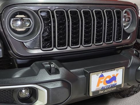 Used 2025 Jeep Gladiator Sport AWD/4WD image 6