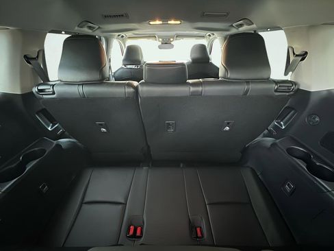 Used 2020 Toyota Highlander XLE image 25