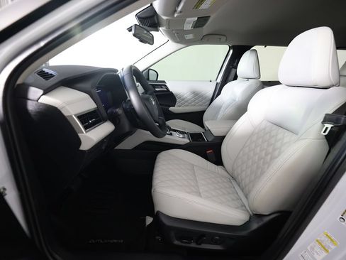 Used 2024 Mitsubishi Outlander SEL FWD image 16