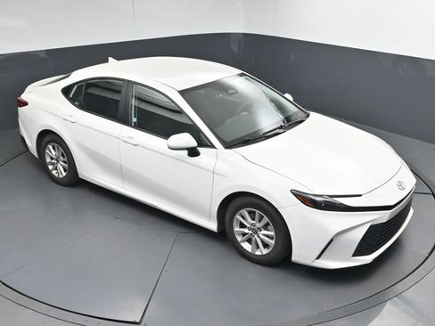 Used 2025 Toyota Camry LE FWD image 30