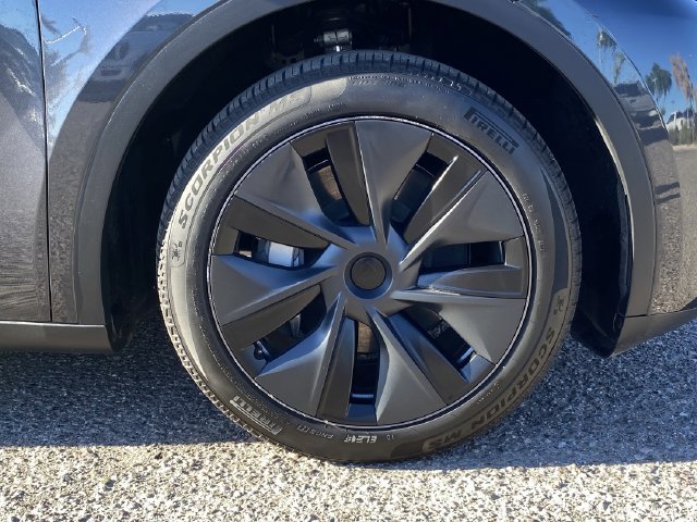 Used 2025 Tesla Model Y Long Range RWD image 11