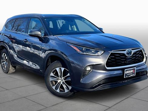 Certified 2021 Toyota Highlander XLE image 3