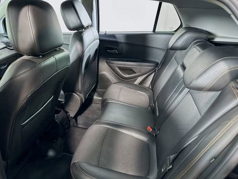 Used 2019 Chevrolet Trax LT w/ LT Convenience Package FWD image 17