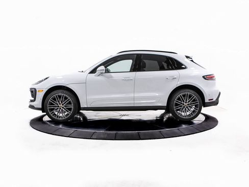 Certified 2025 Porsche Macan image 2
