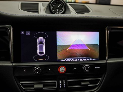 Certified 2025 Porsche Macan AWD/4WD image 30