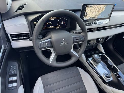 New 2025 Mitsubishi Outlander SE image 16