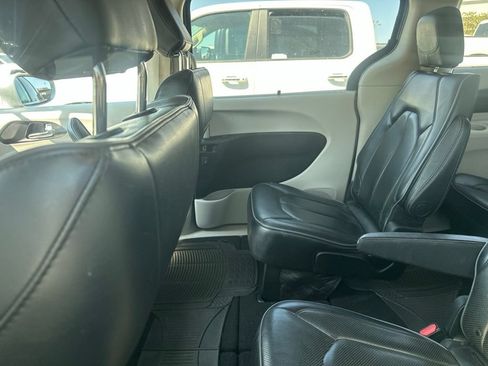 Used 2019 Chrysler Pacifica Limited FWD image 6
