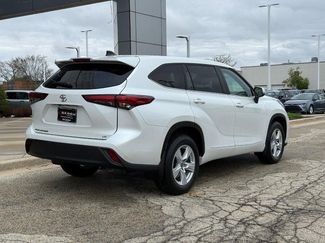 Used 2023 Toyota Highlander LE FWD video 3