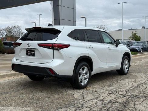 Used 2023 Toyota Highlander LE FWD image 3