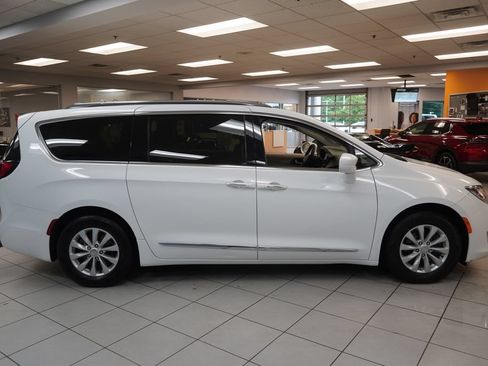 Used 2018 Chrysler Pacifica Touring-L w/ Premium Audio Group FWD image 13
