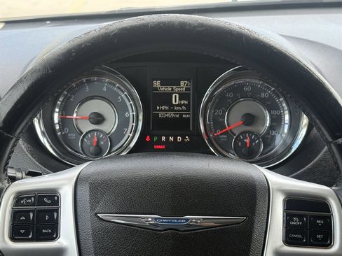 Used 2015 Chrysler Town & Country Touring image 18