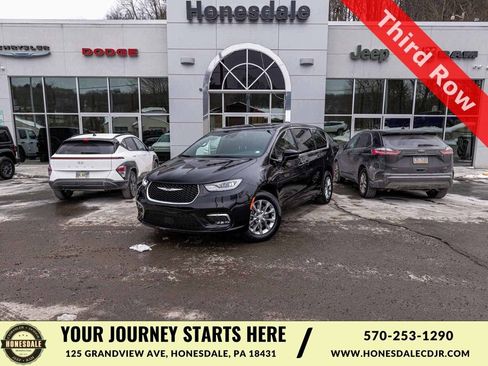 New 2026 Chrysler Pacifica Select image 1