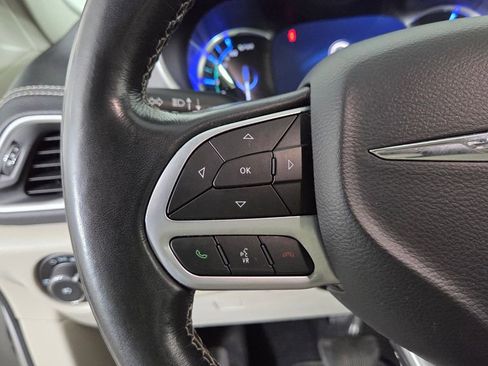 Used 2021 Chrysler Pacifica Touring-L FWD image 17
