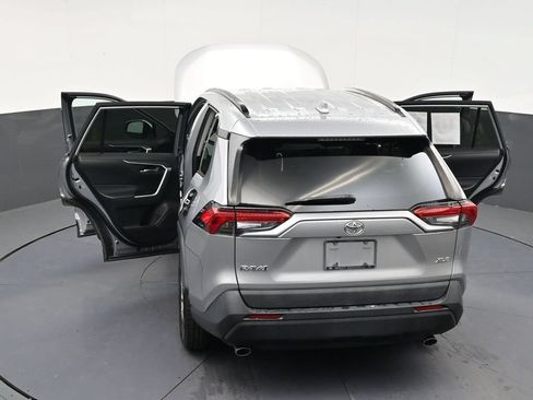 Used 2021 Toyota RAV4 XLE FWD image 32