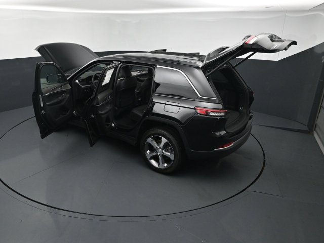 New 2026 Jeep Grand Cherokee Limited w/ Luxury Tech Group II AWD/4WD image 28