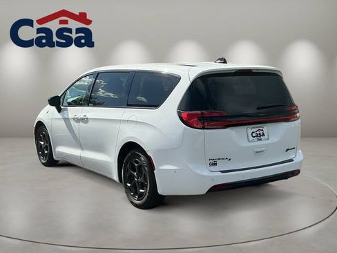 Used 2023 Chrysler Pacifica Limited w/ Uconnect Theater Family Group FWD image 4