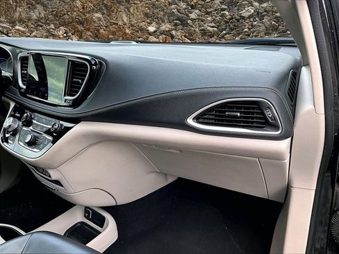 Used 2023 Chrysler Pacifica Touring-L image 15