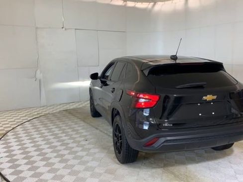 Used 2024 Chevrolet Trax LS w/ LS Convenience Package FWD image 2