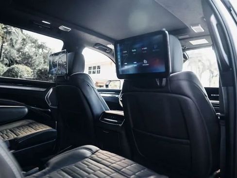 Used 2025 Cadillac Escalade ESV V AWD/4WD image 13