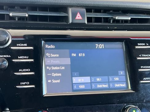 Used 2018 Toyota Camry SE image 18