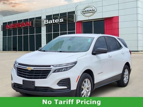 Used 2022 Chevrolet Equinox LS w/ LS Convenience Package AWD/4WD image 2