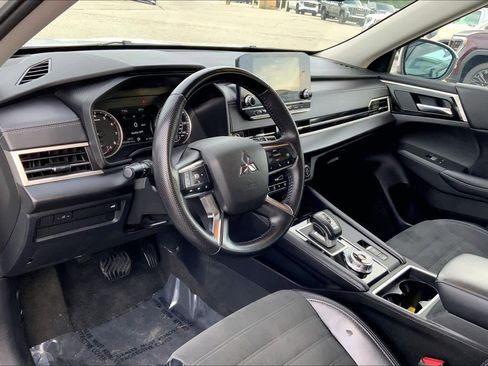 Used 2024 Mitsubishi Outlander SE FWD image 17