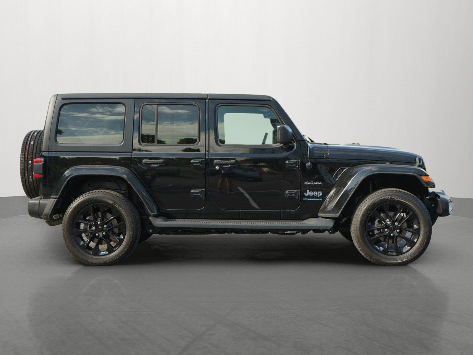 Used 2023 Jeep Wrangler Unlimited Sahara w/ Cold Weather Group AWD/4WD image 8
