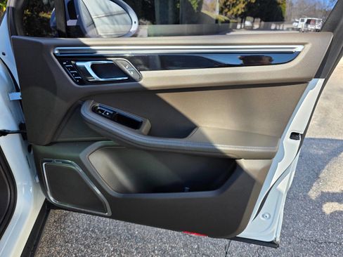 Used 2017 Porsche Macan image 39