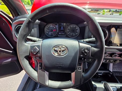 Used 2018 Toyota Tacoma TRD Off-Road w/ Technology Package AWD/4WD image 37