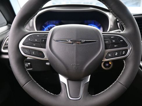Used 2025 Chrysler Pacifica Select FWD image 21