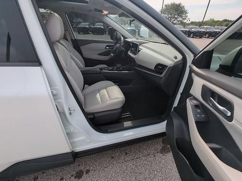 Used 2023 Nissan Rogue SV w/ SV Premium B Package FWD image 3