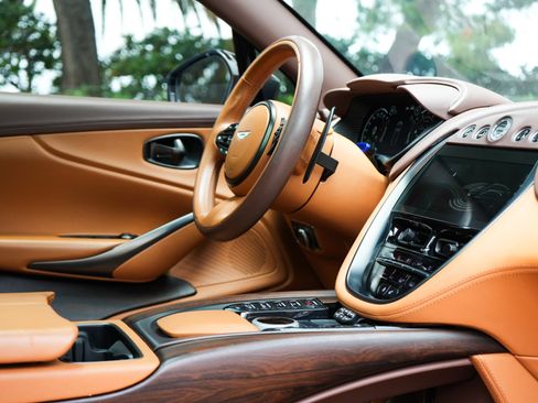 Used 2022 Aston Martin DBX AWD/4WD image 29