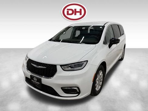 Used 2024 Chrysler Pacifica Touring-L image 9