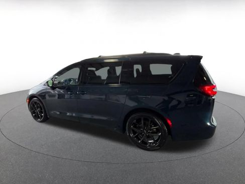 Used 2025 Chrysler Pacifica Limited FWD image 9