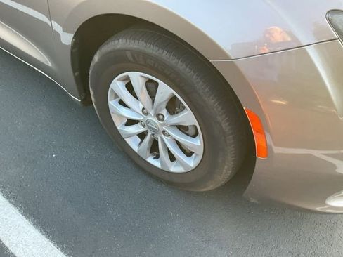 Used 2017 Chrysler Pacifica Touring w/ Tire & Wheel Group FWD image 2