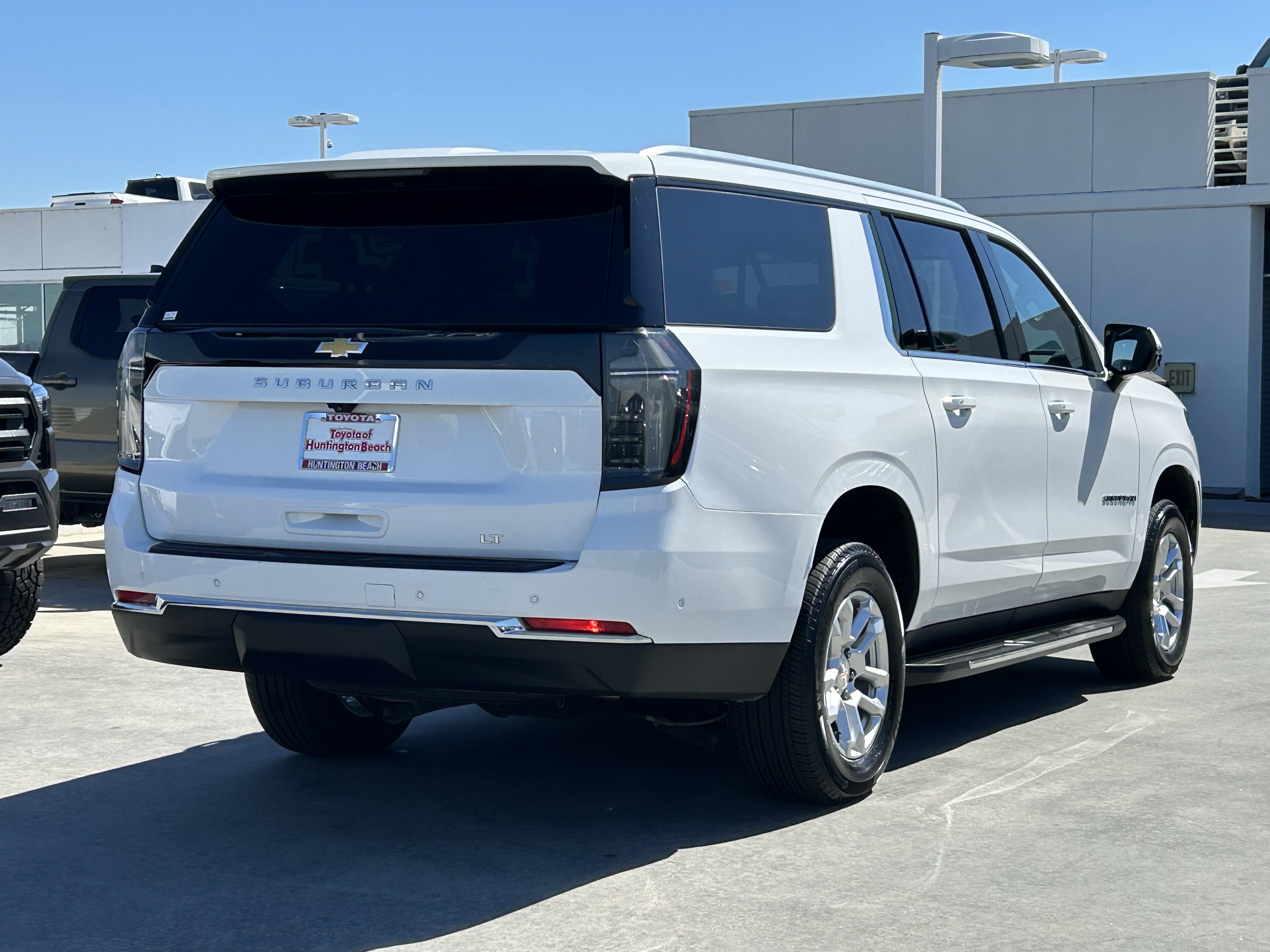 Used 2026 Chevrolet Suburban LT w/ Comfort Package AWD/4WD image 3