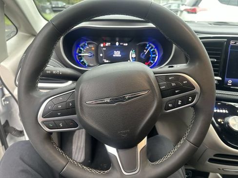 Used 2024 Chrysler Pacifica Limited FWD image 13