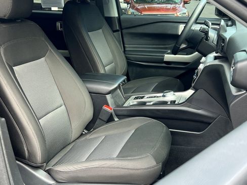 Used 2023 Ford Explorer XLT image 7