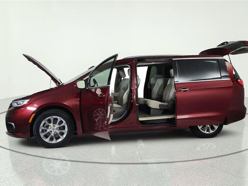 Used 2021 Chrysler Pacifica Touring-L w/ Uconnect Theater Family Group FWD image 6