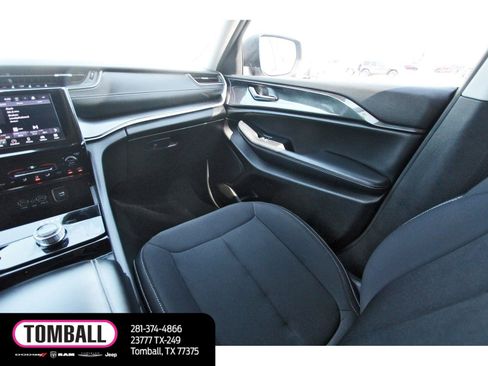 Used 2023 Jeep Grand Cherokee Laredo AWD/4WD image 11