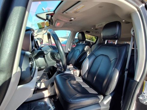 Used 2018 Chrysler Pacifica Touring-L FWD image 15