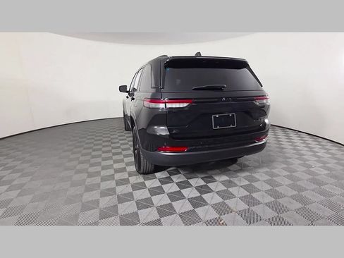 Used 2025 Jeep Grand Cherokee Altitude RWD image 41