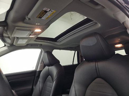 Used 2025 Toyota Highlander XLE AWD/4WD image 10