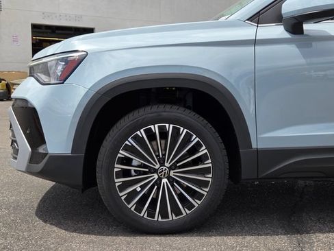 New 2026 Volkswagen Taos SE FWD image 5