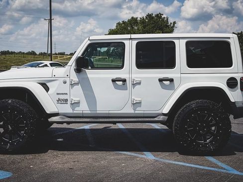 Used 2018 Jeep Wrangler Unlimited Sahara w/ Dual Top Group AWD/4WD image 8