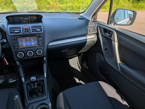 Used 2017 Subaru Forester 2.5i AWD/4WD image 11