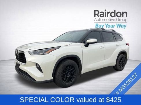 Used 2021 Toyota Highlander XLE image 3