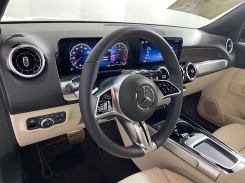 Used 2026 Mercedes-Benz GLB 250 4MATIC image 4