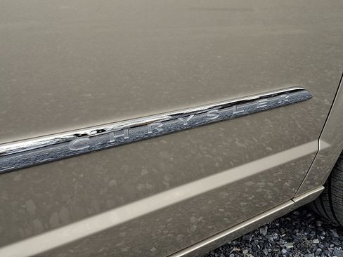 Used 2015 Chrysler Town & Country Touring w/ Driver Convenience Group image 29