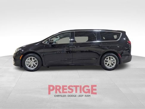 Used 2024 Chrysler Pacifica Touring-L image 11